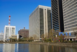 お堀から見た大手町のビル群